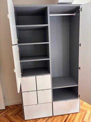 Armario blanco y gris con gran capacidad