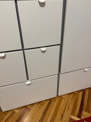 Armario blanco y gris con gran capacidad