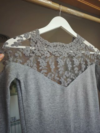 Vestido gris elástico con encaje