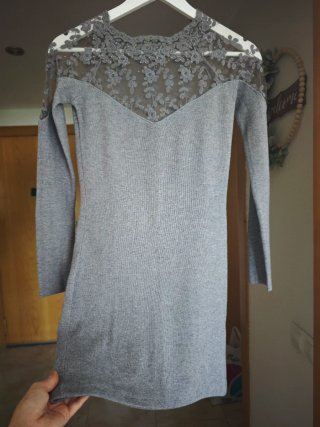 Vestido gris elástico con encaje