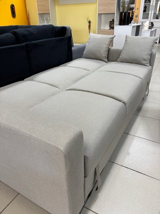 Sofá cama beige con doble arcón