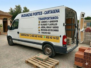 Servicio de mudanzas, portes y transporte.