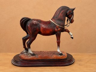 Figura Caballo Vintage Macizo sobre peana (35 cm)