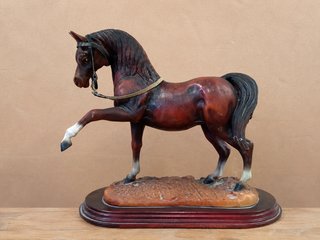 Figura Caballo Vintage Macizo sobre peana (35 cm)