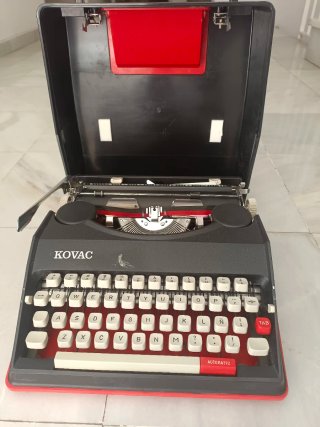 Máquina de escribir KOVAC vintage