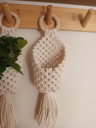 Maceteros de macramé colgantes