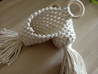 Maceteros de macramé colgantes