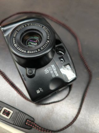 Nikon Zoom 700 VR Cámara Analógica Negra