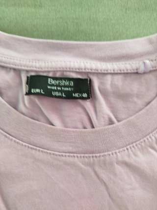 Camiseta morada con estampado de figuras