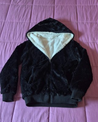 Cazadora negra con capucha reversible