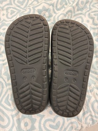 Crocs Negras con Pines Decorativos