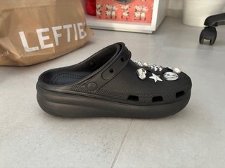 Crocs Negras con Pines Decorativos