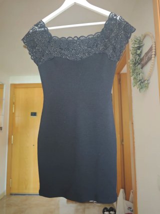 Vestido negro con detalle de encaje