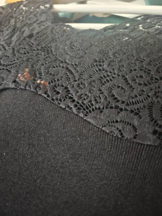 Vestido negro con detalle de encaje