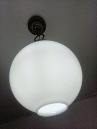 Lámpara colgante globo blanco y dorado