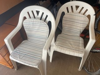 2 Sillas de Terraza Blancas con Cojines