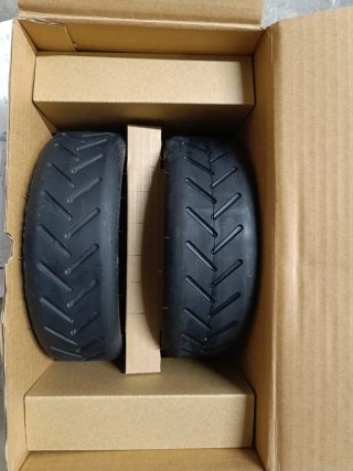 Patinete Xiaomi + cargador + 2 ruedas
