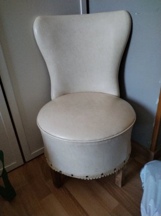 Silla antigua beige polipiel