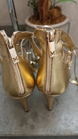 Sandalias doradas tacón Marciano