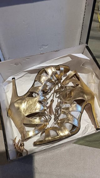 Sandalias doradas tacón Marciano