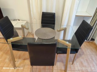 Mesa de comedor de cristal con 4 sillas