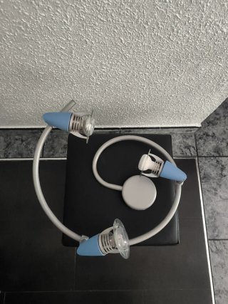 Lámpara de habitación azul y plateada con 3 puntos