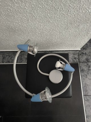 Lámpara de habitación azul y plateada con 3 puntos