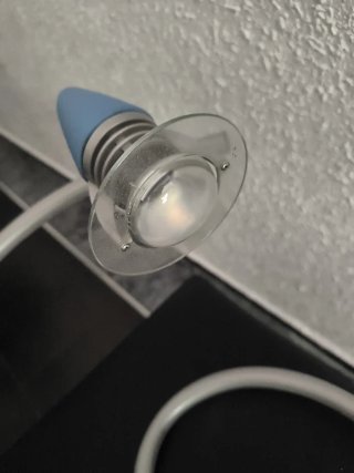 Lámpara de habitación azul y plateada con 3 puntos