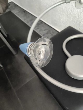 Lámpara de habitación azul y plateada con 3 puntos
