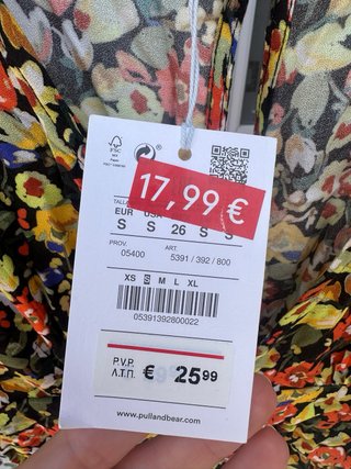 Vestido floral fruncido Pull&Bear con etiqueta
