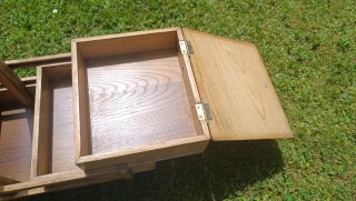 Costurero/ caja de castaño tallado, hecho a mano
