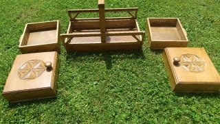Costurero/ caja de castaño tallado, hecho a mano