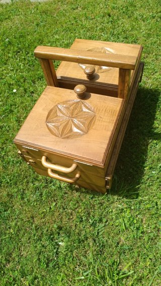 Costurero/ caja de castaño tallado, hecho a mano