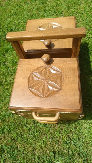 Costurero/ caja de castaño tallado, hecho a mano
