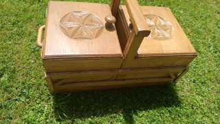 Costurero/ caja de castaño tallado, hecho a mano