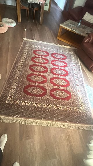 Alfombra de lana con diseño oriental mide unos 2.6