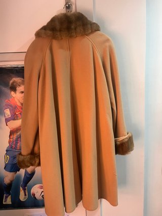 Abrigo Beige Talla XL con Adornos Marrones