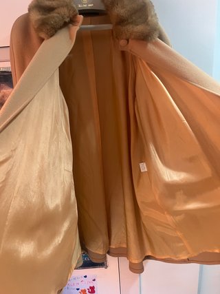 Abrigo Beige Talla XL con Adornos Marrones
