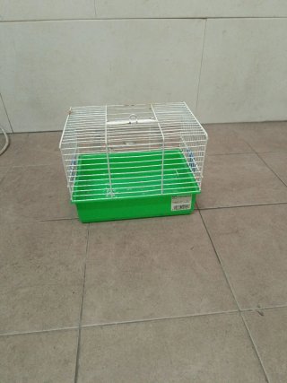 Jaula para animales azul y blanca