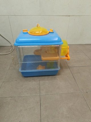 Jaula para animales azul y blanca