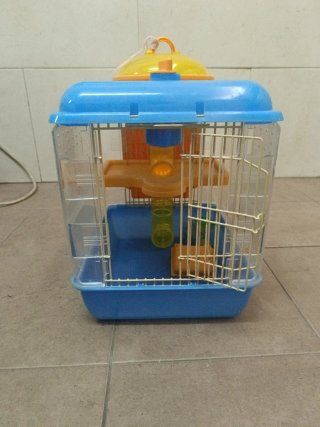Jaula para animales azul y blanca