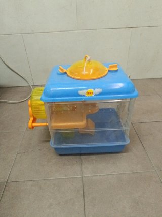 Jaula para animales azul y blanca