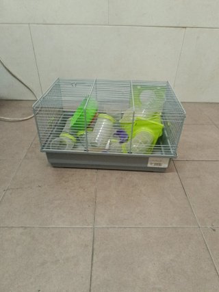 Jaula para animales azul y blanca