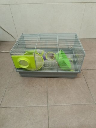 Jaula para animales azul y blanca