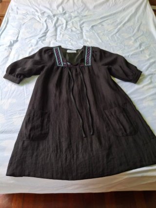 Vestido negro bordado mujer