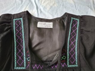 Vestido negro bordado mujer
