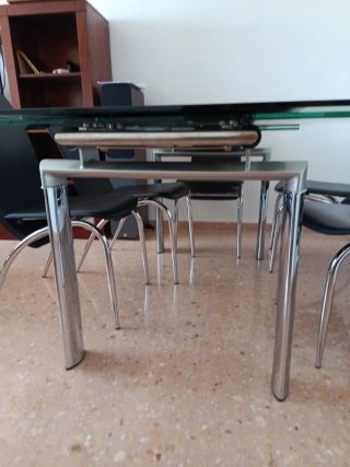 Mesa Comedor de Cristal  y Metal con  seis sillas