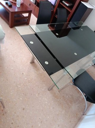 Mesa Comedor de Cristal  y Metal con  seis sillas
