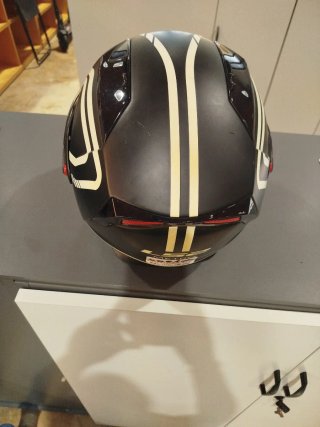Casco de moto LS2 negro con visera