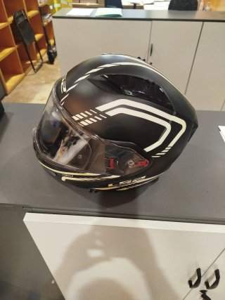 Casco de moto LS2 negro con visera